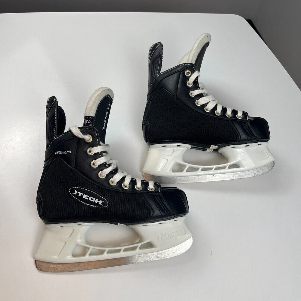 Itech flyweight tuik ice hockey skates size 2R shoes size 3 made by Bauer